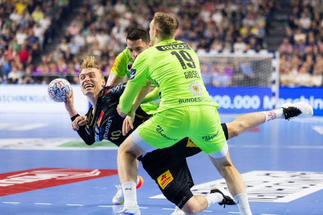 Gisli KRISTJANSSON (SC Magdeburg, 10) im Zweikampf gegen Mijajlo MARSENIC (Fuechse Berlin, 93) undn Mathias GIDSEL (Fuechse Berlin, 19) GER, SC Magdeburg vs. Fuechse Berlin, Handball, TruckScout24 EHF FINAL4 2026, Halbfinale, Spielzeit 2025 2026, 13.06.2026, GER, SC Magdeburg vs. Fuechse Berlin, Handball, TruckScout24 EHF FINAL4 2026, Halbfinale, Spielzeit 2025 2026, 13.06.2026, Koeln