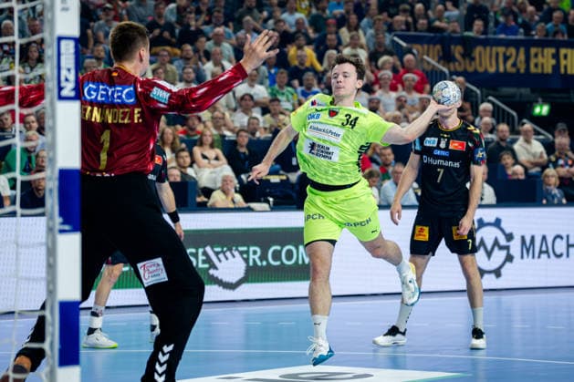 Köln, 12.05.2026, Handball, Herren, EHF Champions League Men 2025 26, Halbfinale, SC Magedeburg - Füchse Berlin Hakun West Av Teigum (Füchse Berlin, 34) beim Torwurf gegen Sergey Hernandez Ferrer (SC Magdeburg, 1)