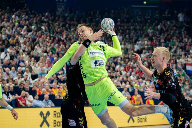Köln, 12.05.2026, Handball, Herren, EHF Champions League Men 2025 26, Halbfinale, SC Magedeburg - Füchse Berlin Mathias Gidsel (Füchse Berlin, 19) beim Torwurf behindert von Elvar Örn Jonsson (SC Magdeburg, 19)