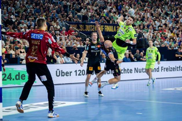 Köln, 12.05.2026, Handball, Herren, EHF Champions League Men 2025 26, Halbfinale, SC Magedeburg - Füchse Berlin Mijajlo Marsenic (Füchse Berlin, 93) beim Torwurf gestört von Oscar Bergendahl (SC Magdeburg, 54)