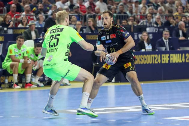 13.06.2026, xgox, Handball - EHF Champions League Halbfinale SC Magdeburg - Füchse Berlin v.l. Matthes Langhoff (Berlin, 25), Albin Lagergren (Magdeburg, 21) Zweikampf, Duell, Kampf, tackle Köln