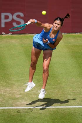 HSBC Championships - Day Six Emma Raducanu of Great Britain competes during her quarter-final match at The HSBC Championships 2026 Women s tennis tournament at The Queen s Club in London, England, on June 13, 2026. London United Kingdom  Copyright: xOwenxHammondx originalFilename:hammond-thehsbcc260613_np4r6.jpg