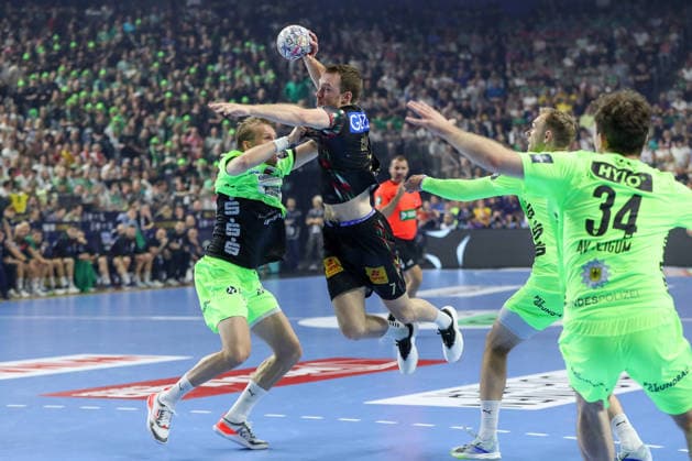 13.06.2026, xgox, Handball - EHF Champions League Halbfinale SC Magdeburg - Füchse Berlin v.l. Max Darj (Berlin, 5), Felix Claar (Magdeburg, 7) Zweikampf, Duell, Kampf, tackle Köln
