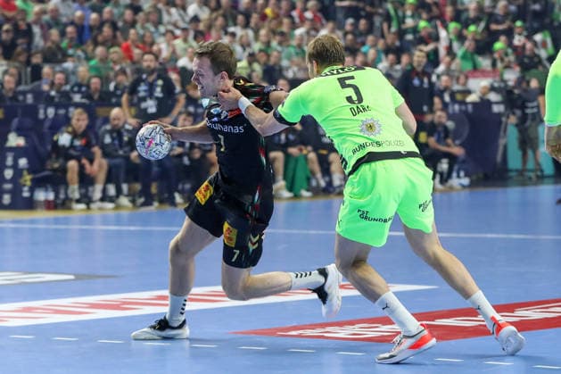 13.06.2026, xgox, Handball - EHF Champions League Halbfinale SC Magdeburg - Füchse Berlin v.l. Felix Claar (Magdeburg, 7), Max Darj (Berlin, 5) Zweikampf, Duell, Kampf, tackle Köln
