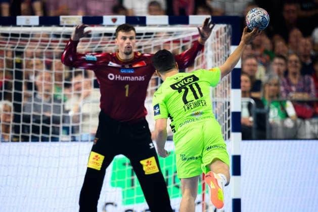 Koeln, Deutschland: Handball EHF CL Final 4 - Halbfinale - SC Magdeburg - Fuechse Berlin Torhueter Sergey Hernandez Ferrer (SC Magdeburg), Tim Freihöfer Freihoefer (Berlin), Hylo Koeln Lanxess Arena Nordrhein-Westfalen Deutschland