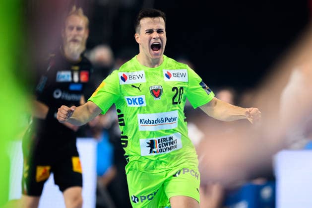 Koeln, Deutschland: Handball EHF CL Final 4 - Halbfinale - SC Magdeburg - Fuechse Berlin Tim Freihöfer Freihoefer (Berlin) Jubel Freude Emotion Torjubel Torschuetze Torschütze Koeln Lanxess Arena Nordrhein-Westfalen Deutschland