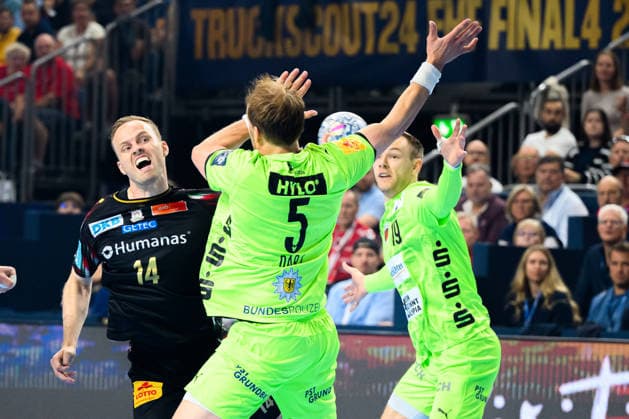 Koeln, Deutschland: Handball EHF CL Final 4 - Halbfinale - SC Magdeburg - Fuechse Berlin v.li. Omar Ingi Magnusson (SC Magdeburg), Max Darj (Berlin), Mathias Gidsel (Berlin) Koeln Lanxess Arena Nordrhein-Westfalen Deutschland