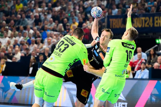 Koeln, Deutschland: Handball EHF CL Final 4 - Halbfinale - SC Magdeburg - Fuechse Berlin v. li. im Zweikampf Mijajlo Marsenic (Berlin) und Felix Claar (Magdeburg), Mathias Gidsel (Berlin) Koeln Lanxess Arena Nordrhein-Westfalen Deutschland