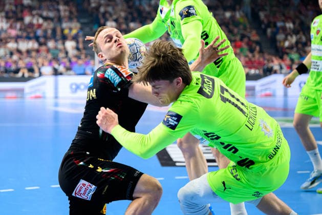 Koeln, Deutschland: Handball EHF CL Final 4 - Halbfinale - SC Magdeburg - Fuechse Berlin Omar Ingi Magnusson (SC Magdeburg), Nils Lichtlein (Berlin) Koeln Lanxess Arena Nordrhein-Westfalen Deutschland