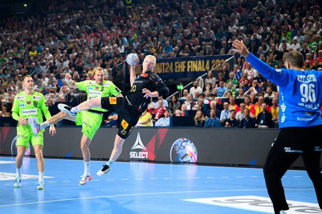 Koeln, Deutschland: Handball EHF CL Final 4 - Halbfinale - SC Magdeburg - Fuechse Berlin Magnus Saugstrup Jensen(SC Magdeburg), Torhueter Dejan Milosavljev (Berlin) Koeln Lanxess Arena Nordrhein-Westfalen Deutschland