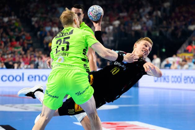 Koeln, Deutschland: Handball EHF CL Final 4 - Halbfinale - SC Magdeburg - Fuechse Berlin v. li. im Zweikampf Matthes Langhoff (Berlin) und Gisli Thorgeir Kristjansson (SC Magdeburg) Koeln Lanxess Arena Nordrhein-Westfalen Deutschland