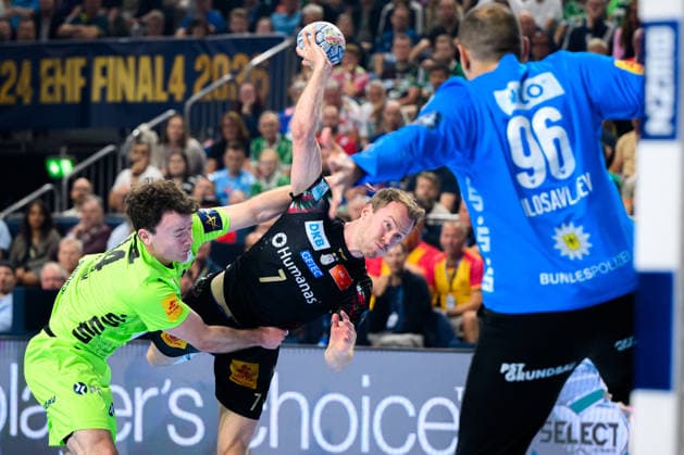 Koeln, Deutschland: Handball EHF CL Final 4 - Halbfinale - SC Magdeburg - Fuechse Berlin v. li. im Zweikampf Hakun West av Teigum (Berlin), Felix Claar (Magdeburg), Torhueter Dejan Milosavljev (Berlin) Koeln Lanxess Arena Nordrhein-Westfalen Deutschland
