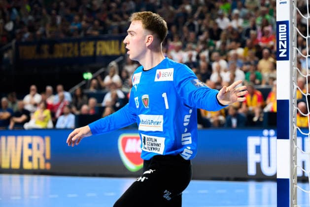 Koeln, Deutschland: Handball EHF CL Final 4 - Halbfinale - SC Magdeburg - Fuechse Berlin Torhueter Lasse Ludwig (Berlin) Koeln Lanxess Arena Nordrhein-Westfalen Deutschland