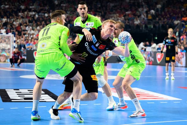 Koeln, Deutschland: Handball EHF CL Final 4 - Halbfinale - SC Magdeburg - Fuechse Berlin v.li. Lasse Bredekjaer Andersson (Berlin), Gisli Thorgeir Kristjansson (SC Magdeburg) Koeln Lanxess Arena Nordrhein-Westfalen Deutschland