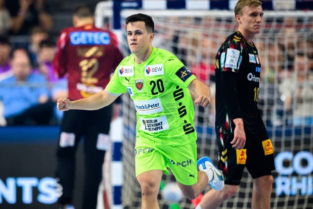 Koeln, Deutschland: Handball EHF CL Final 4 - Halbfinale - SC Magdeburg - Fuechse Berlin Tim Freihöfer Freihoefer (Berlin) Jubel Freude Emotion Torjubel Torschuetze Torschütze Koeln Lanxess Arena Nordrhein-Westfalen Deutschland