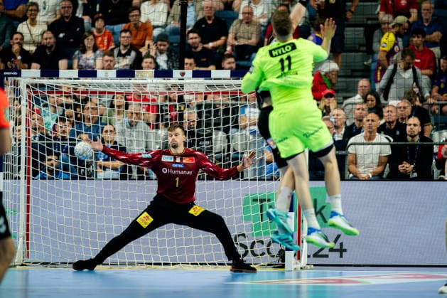 Köln, 12.05.2026, Handball, Herren, EHF Champions League Men 2025 26, Halbfinale, SC Magedeburg - Füchse Berlin Sergey Hernandez Ferrer (SC Magdeburg, 1) kann den Ball von Lasse Bredekjaer Andersson (Füchse Berlin, 11) nicht halten