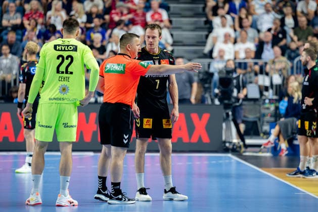 Köln, 12.05.2026, Handball, Herren, EHF Champions League Men 2025 26, Halbfinale, SC Magedeburg - Füchse Berlin Felix Claar (SC Magdeburg, 7) erhält eine 2-Minuten Zeitstrafe