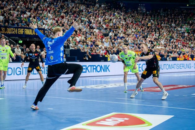 Köln, 12.05.2026, Handball, Herren, EHF Champions League Men 2025 26, Halbfinale, SC Magedeburg - Füchse Berlin Omar Ingi Magnusson (SC Magdeburg, 14) beim Siebemeter gegen Lasse Ludwig (Füchse Berlin, 1)
