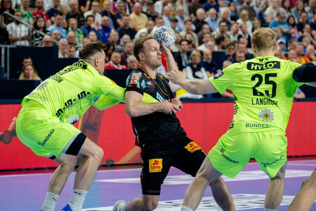 Köln, 12.05.2026, Handball, Herren, EHF Champions League Men 2025 26, Halbfinale, SC Magedeburg - Füchse Berlin Omar Ingi Magnusson (SC Magdeburg, 14) im Zweikampf mit Lasse Bredekjaer Andersson (Füchse Berlin, 11)