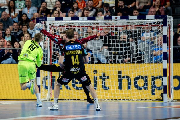 Köln, 12.05.2026, Handball, Herren, EHF Champions League Men 2025 26, Halbfinale, SC Magedeburg - Füchse Berlin Sergey Hernandez Ferrer (SC Magdeburg, 1) pariert gegen Mathias Gidsel (Füchse Berlin, 19)