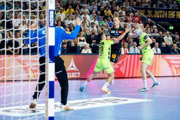 Köln, 12.05.2026, Handball, Herren, EHF Champions League Men 2025 26, Halbfinale, SC Magedeburg - Füchse Berlin Omar Ingi Magnusson (SC Magdeburg, 14) im Zweikampf mit Tim Freihöfer (Füchse Berlin, 20)