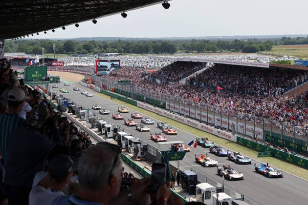 Kevin Magnussen (DE), Dries Vanthoor (BEL) Raffaele Marciello (SUI) BMW M Hybrid V8 15 führt das Hypercarfeld zum Start des 24 Stundens von Le Mans, Frankreich, WEC Langstrecken- Weltmeisterschaft, 13.06.2026,