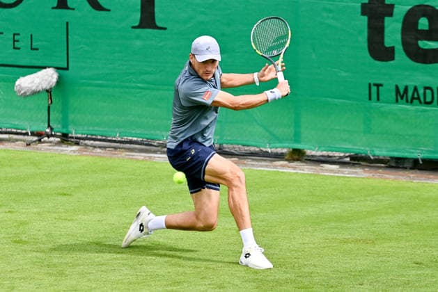 Raphael Collignon (Belgien) geht mit der Rueckhand zum Ball TERRA WORTMANN Open 2026, Tennis, ATP, Tennis Herren 500, Turnier, Qualifikation, 13.06.2026, TERRA WORTMANN Open 2026, Tennis, ATP 500, Turnier, Qualifikation, 13.06.2026 Halle