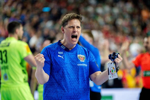 Köln, 12.05.2026, Handball, Herren, EHF Champions League Men 2025 26, Halbfinale, SC Magedeburg - Füchse Berlin Nicolej Krickau (Trainer Füchse Berlin) jubelt den Fans zu