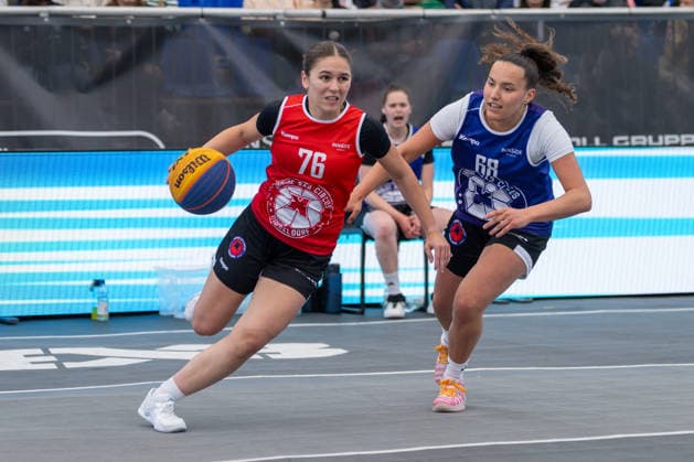 Zweikampf zwischen Marianna Byvatov (Team Xanten, 76) und Martha Happe (Team Bielefeld, 68). Innside 3x3 Circus, Basketball, Gruppenphase, D.Sports, 13.06.2026 Innside 3x3 Circus, Basketball, Gruppenphase, D.Sports, 13.06.2026 Duesseldorf