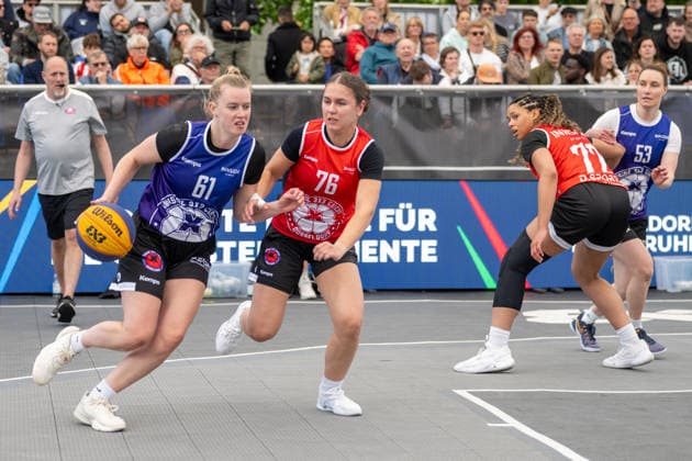 Zweikampf zwischen Emily Enochs (Team Bielefeld, 61) und Marianna Byvatov (Team Xanten, 76). Innside 3x3 Circus, Basketball, Gruppenphase, D.Sports, 13.06.2026 Innside 3x3 Circus, Basketball, Gruppenphase, D.Sports, 13.06.2026 Duesseldorf