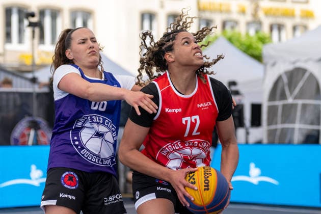 Zweikampf zwischen Martha Happe (Team Bielefeld, 68) und Olivia Okpara (Team Xanten, 72). Innside 3x3 Circus, Basketball, Gruppenphase, D.Sports, 13.06.2026 Innside 3x3 Circus, Basketball, Gruppenphase, D.Sports, 13.06.2026 Duesseldorf