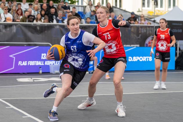 Zweikampf zwischen Theresa Voss (Team Bielefeld, 53) und Lilly Kueppers (Team Xanten, 73). Innside 3x3 Circus, Basketball, Gruppenphase, D.Sports, 13.06.2026 Innside 3x3 Circus, Basketball, Gruppenphase, D.Sports, 13.06.2026 Duesseldorf