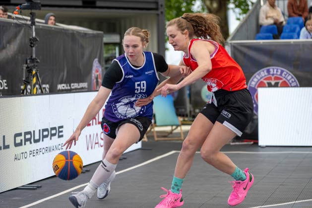 Zweikampf zwischen Maira Banko (Team Duesseldorf D-Squad, 59) und Alice Bremer (Team Goettingen, 48). Innside 3x3 Circus, Basketball, Gruppenphase, D.Sports, 13.06.2026 Innside 3x3 Circus, Basketball, Gruppenphase, D.Sports, 13.06.2026 Duesseldorf