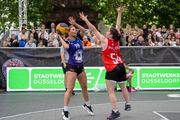 Zweikampf zwischen Lara Antonia Schuetze (Team Duesseldorf D-Squad, 79) und Ana Teresa Leal Faustino (Team Goettingen, 54). Innside 3x3 Circus, Basketball, Gruppenphase, D.Sports, 13.06.2026 Innside 3x3 Circus, Basketball, Gruppenphase, D.Sports, 13.06.2026 Duesseldorf