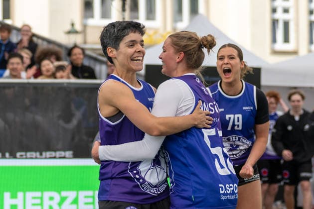 Freude beim Duesseldorfer Tem ueber den Sieg. Ana Ipinosa Raimundo (Team Duesseldorf D-Squad, 64) und Luise Mathilda Linke (Team Duesseldorf D-Squad, 55). Lara Antonia Schuetze (Team Duesseldorf D-Squad, 79) kommt hinzu. Innside 3x3 Circus, Basketball, Gruppenphase, D.Sports, 13.06.2026 Innside 3x3 Circus, Basketball, Gruppenphase, D.Sports, 13.06.2026 Duesseldorf