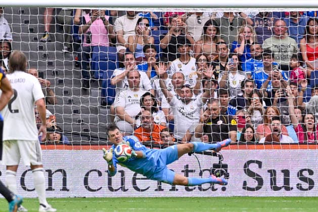 June 13, 2026, Madrid, Madrid, Spain: PEDRO CONTRERAS saving a penalty during the match for the 13th edition of the 2026 Corazon Classic Match, titled Ã¢â‚¬oeA Match with the Spirit of Childhood,Ã¢â‚¬Â between Real Madrid C.F. Legends and Inter Legends, played at the Bernabo u Stadium on June 13, 2026, in Madrid, Spain. Madrid Spain - ZUMAc312 20260613_zsp_c312_119 Copyright: xOscarxManuelxSanchezx