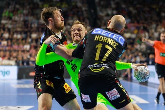 Mathias GIDSEL (Fuechse Berlin, 19) wird von Albin LAGERGREN (SC Magdeburg, 21) und Tim HORNKE (SC Magdeburg, 17) gestoppt GER, SC Magdeburg vs. Fuechse Berlin, Handball, TruckScout24 EHF FINAL4 2026, Halbfinale, Spielzeit 2025 2026, 13.06.2026, GER, SC Magdeburg vs. Fuechse Berlin, Handball, TruckScout24 EHF FINAL4 2026, Halbfinale, Spielzeit 2025 2026, 13.06.2026, Koeln