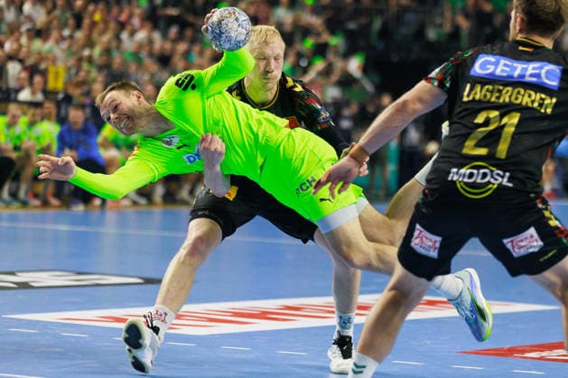 Mathias GIDSEL (Fuechse Berlin, 19) im Zweikampf gegen Magnus SAUGSTRUP (SC Magdeburg, 23) GER, SC Magdeburg vs. Fuechse Berlin, Handball, TruckScout24 EHF FINAL4 2026, Halbfinale, Spielzeit 2025 2026, 13.06.2026, GER, SC Magdeburg vs. Fuechse Berlin, Handball, TruckScout24 EHF FINAL4 2026, Halbfinale, Spielzeit 2025 2026, 13.06.2026, Koeln