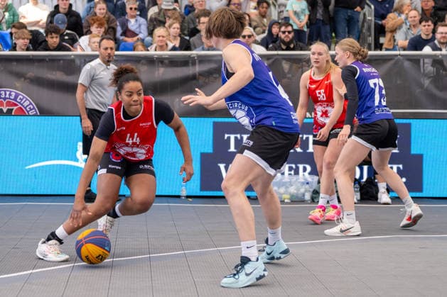 Zweikampf zwischen Lisanne Raewer (Team Duesseldorf TUSA 06, 44) und Maja Marie Manten (Team Xanten, 49). Innside 3x3 Circus, Basketball, Gruppenphase, D.Sports, 13.06.2026 Innside 3x3 Circus, Basketball, Gruppenphase, D.Sports, 13.06.2026 Duesseldorf