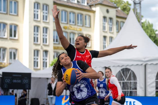 Zweikampf zwischen Olivia Okpara (Team Xanten, 72) und Lisanne Raewer (Team Duesseldorf TUSA 06, 44). Innside 3x3 Circus, Basketball, Gruppenphase, D.Sports, 13.06.2026 Innside 3x3 Circus, Basketball, Gruppenphase, D.Sports, 13.06.2026 Duesseldorf