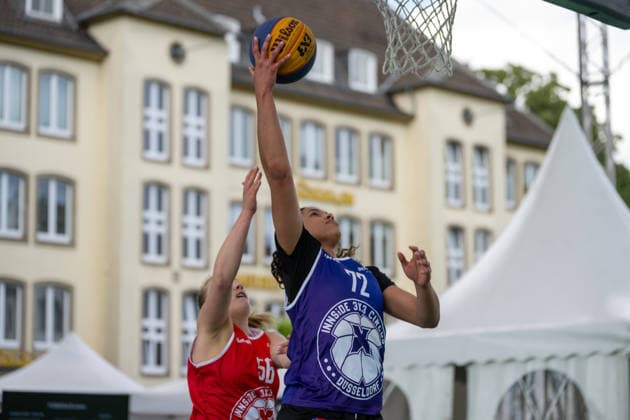 Zweikampf zwischen Lucie Matilda Keune (Team Duesseldorf TUSA 06, 56) und Olivia Okpara (Team Xanten, 72). Innside 3x3 Circus, Basketball, Gruppenphase, D.Sports, 13.06.2026 Innside 3x3 Circus, Basketball, Gruppenphase, D.Sports, 13.06.2026 Duesseldorf