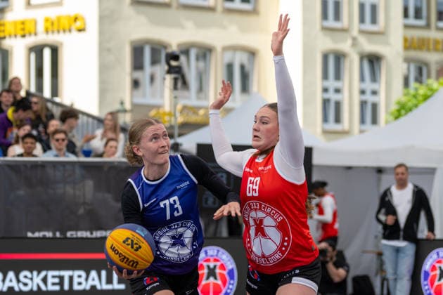 Zweikampf zwischen Lilly Kueppers (Team Xanten, 73) und Lena Lingnau (Team Duesseldorf TUSA 06, 69). Innside 3x3 Circus, Basketball, Gruppenphase, D.Sports, 13.06.2026 Innside 3x3 Circus, Basketball, Gruppenphase, D.Sports, 13.06.2026 Duesseldorf