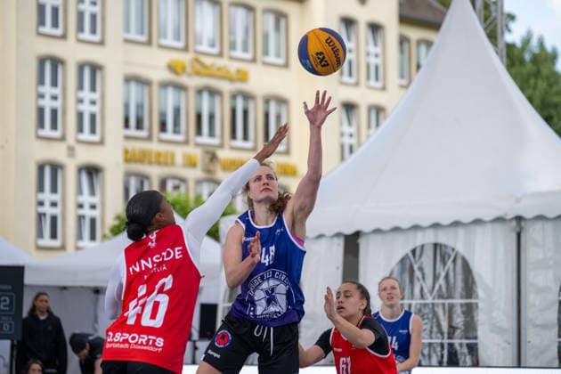 Zweikampf zwischen Sanata Lea Ouedraogo (Team Heidelberg, 46) und Alice Bremer (Team Goettingen, 48). Innside 3x3 Circus, Basketball, Gruppenphase, D.Sports, 13.06.2026 Innside 3x3 Circus, Basketball, Gruppenphase, D.Sports, 13.06.2026 Duesseldorf
