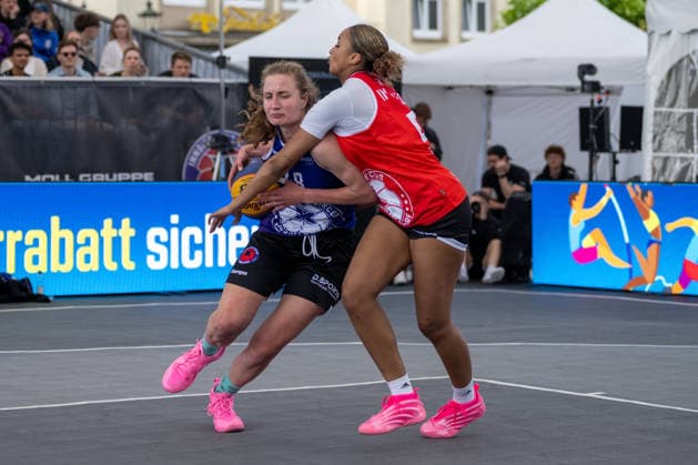 Zweikampf zwischen Alice Bremer (Team Goettingen, 48) und Sophie Ouedraogo (Team Heidelberg, 52). Innside 3x3 Circus, Basketball, Gruppenphase, D.Sports, 13.06.2026 Innside 3x3 Circus, Basketball, Gruppenphase, D.Sports, 13.06.2026 Duesseldorf