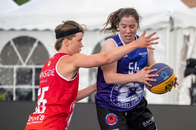 Zweikampf zwischen Pauline Marie Mayer (Team Heidelberg, 65) und Ana Teresa Leal Faustino (Team Goettingen, 54). Innside 3x3 Circus, Basketball, Gruppenphase, D.Sports, 13.06.2026 Innside 3x3 Circus, Basketball, Gruppenphase, D.Sports, 13.06.2026 Duesseldorf