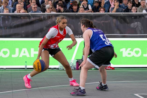 Zweikampf zwischen Sophie Ouedraogo (Team Heidelberg, 52) und Ana Teresa Leal Faustino (Team Goettingen, 54). Innside 3x3 Circus, Basketball, Gruppenphase, D.Sports, 13.06.2026 Innside 3x3 Circus, Basketball, Gruppenphase, D.Sports, 13.06.2026 Duesseldorf