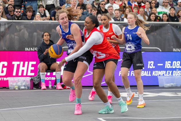 Zweikampf zwischen Alice Bremer (Team Goettingen, 48) und Sanata Lea Ouedraogo (Team Heidelberg, 46). Innside 3x3 Circus, Basketball, Gruppenphase, D.Sports, 13.06.2026 Innside 3x3 Circus, Basketball, Gruppenphase, D.Sports, 13.06.2026 Duesseldorf