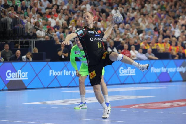 13.06.2026, xtgx, Handball, EHF Champions League Halbfinale, SC Magdeburg - Füchse Berlin v.l. Omar Ingi Magnusson (Magdeburg, 14) wirft Tor, Torschuetze, erzielt Tor, Treffer, scores the goal Siebenmeter Koeln