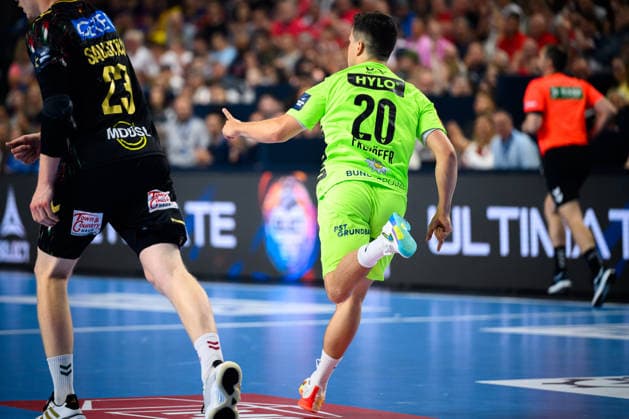 Koeln, Deutschland: Handball EHF CL Final 4 - Halbfinale - SC Magdeburg - Fuechse Berlin Tim Freihöfer Freihoefer (Berlin) Jubel Freude Emotion Torjubel Torschuetze Torschütze Koeln Lanxess Arena Nordrhein-Westfalen Deutschland