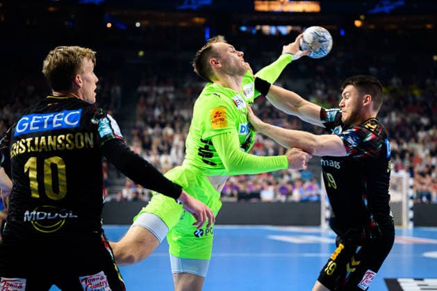 Koeln, Deutschland: Handball EHF CL Final 4 - Halbfinale - SC Magdeburg - Fuechse Berlin v. li. im Zweikampf Mathias Gidsel (Berlin) und Elvar Örn Jonsson (Magdeburg) Koeln Lanxess Arena Nordrhein-Westfalen Deutschland